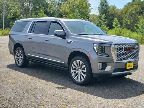 Used 2021 GMC Yukon XL Denali w/ Denali Premium Package AWD/4WD image 3