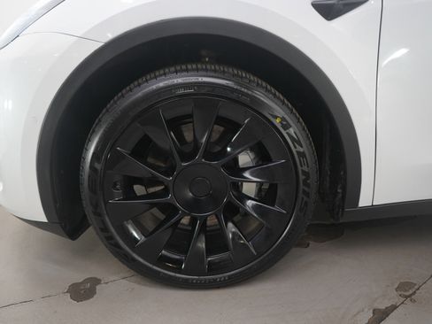 Used 2022 Tesla Model Y Long Range image 22