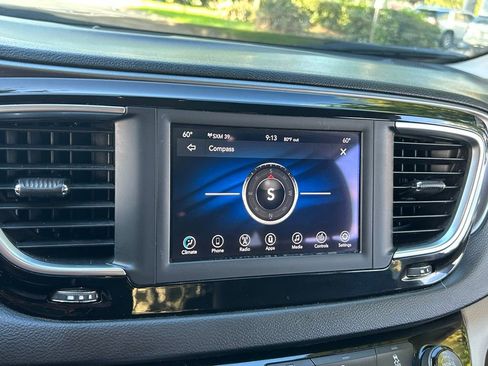 Certified 2020 Chrysler Pacifica Touring-L image 19