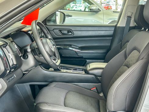 Used 2025 Nissan Pathfinder SV FWD image 17