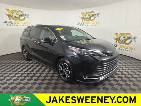 Used 2026 Toyota Sienna Platinum AWD/4WD image 1