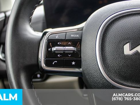 Used 2025 Kia Carnival EX image 29