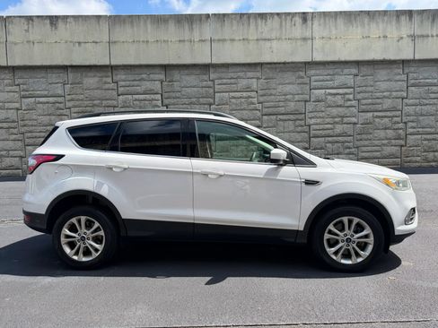 Used 2017 Ford Escape SE w/ Equipment Group 201A AWD/4WD image 6