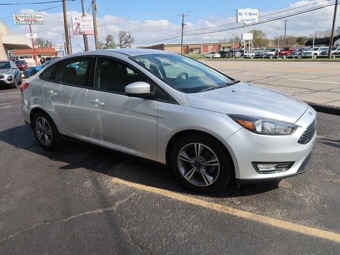 Used 2018 Ford Focus SE w/ SE Appearance Package image 2