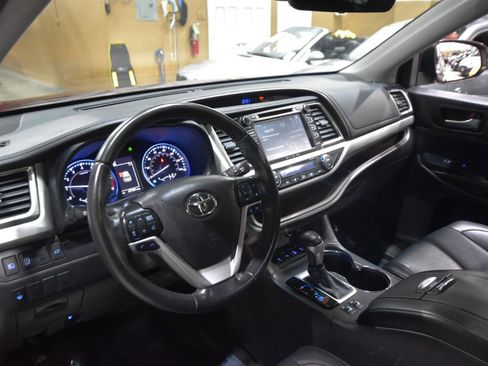 Used 2019 Toyota Highlander XLE AWD/4WD image 14