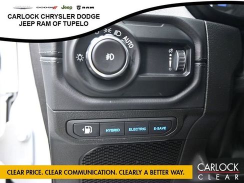 Used 2025 Jeep Wrangler Sahara image 12