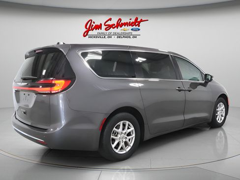 Used 2023 Chrysler Pacifica Touring-L FWD image 6