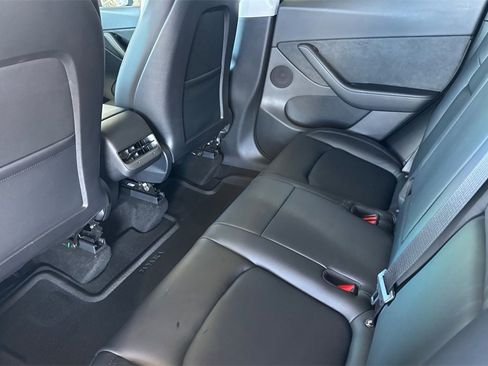 Used 2022 Tesla Model Y Long Range image 12