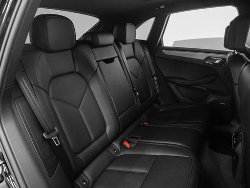 Used 2025 Porsche Macan image 21