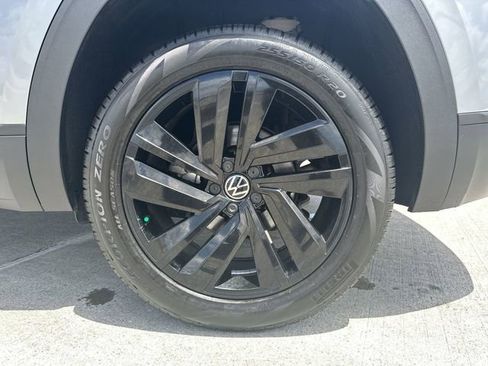 Used 2022 Volkswagen Atlas Cross Sport SE FWD image 11