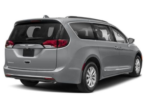 Used 2020 Chrysler Pacifica Touring-L FWD image 3