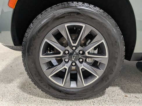 Used 2023 Chevrolet Suburban Z71 w/ Luxury Package AWD/4WD image 11