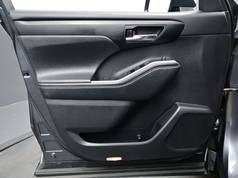 Used 2020 Toyota Highlander XLE image 9