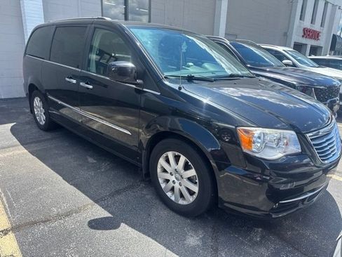 Used 2015 Chrysler Town & Country Touring w/ Driver Convenience Group FWD image 1