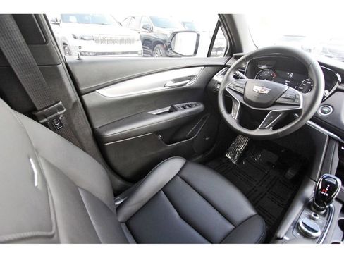 Certified 2025 Cadillac XT5 Luxury image 8