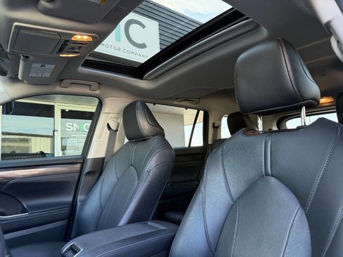 Used 2021 Toyota Highlander Limited image 17