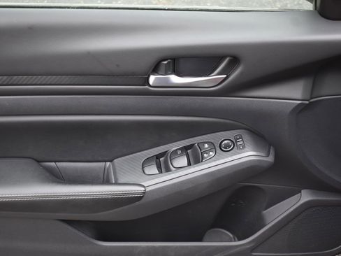 Used 2025 Nissan Altima 2.5 SV image 18