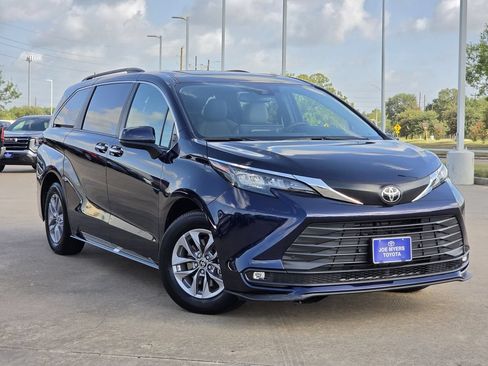 Used 2026 Toyota Sienna XLE FWD image 2