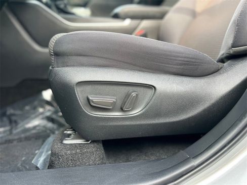 Used 2024 Toyota Highlander LE image 28