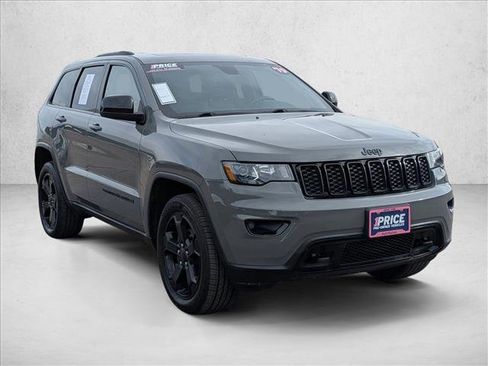 Used 2019 Jeep Grand Cherokee Laredo image 3
