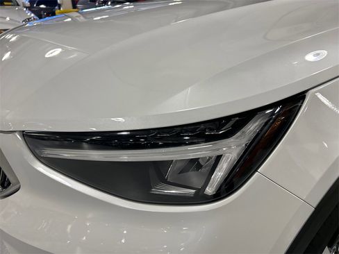 Certified 2025 Volvo XC40 B5 Plus image 7