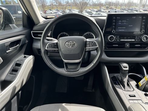Used 2022 Toyota Highlander LE image 16