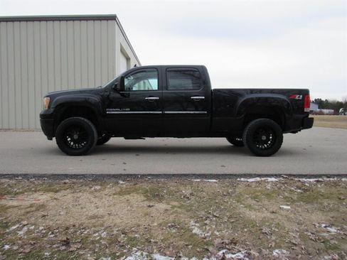 Used 2012 GMC Sierra 2500 Denali w/ Suspension Package, Off-Road image 4