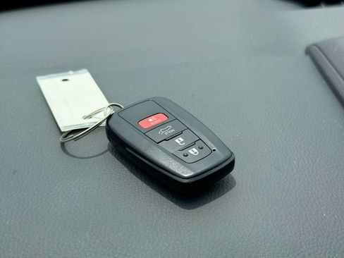 Used 2021 Toyota Highlander XLE AWD/4WD image 30