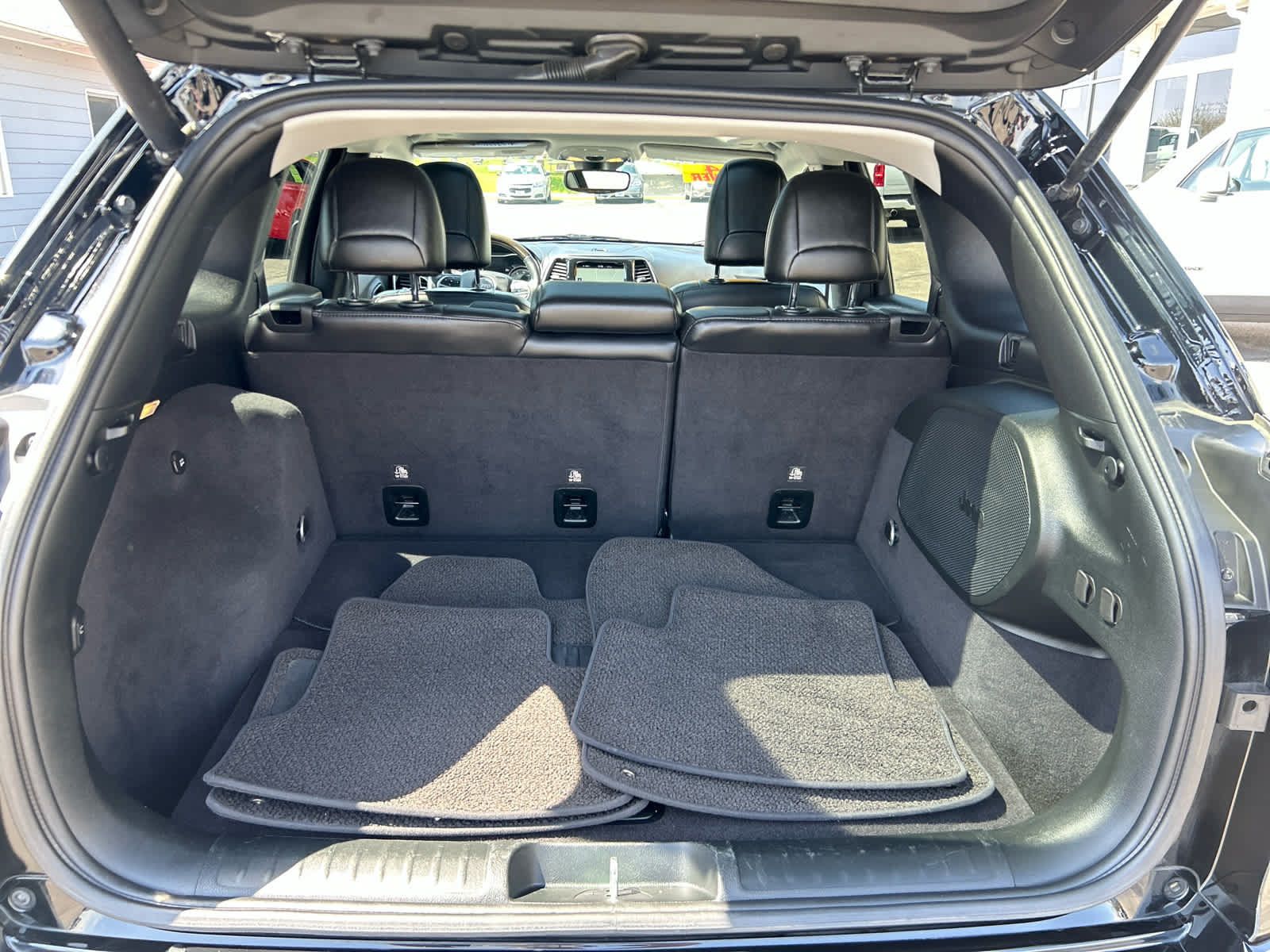 Used 2019 Jeep Cherokee Overland w/ Technology Group AWD/4WD image 27