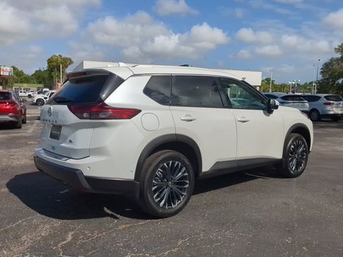 Certified 2025 Nissan Rogue SL w/ Tech Package FWD image 4