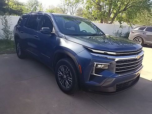 Certified 2025 Chevrolet Traverse LT image 1