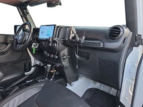 Used 2017 Jeep Wrangler Unlimited Sahara AWD/4WD image 18