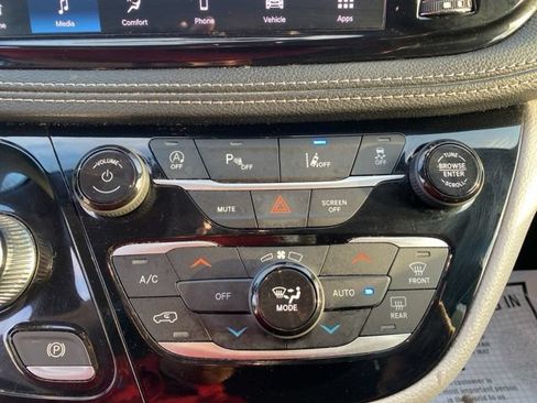 Used 2023 Chrysler Pacifica Touring-L AWD/4WD image 17