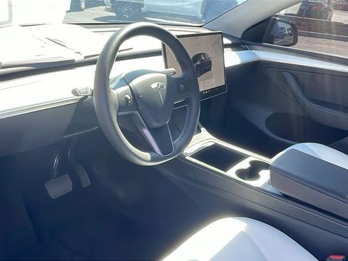 Used 2024 Tesla Model Y Long Range RWD image 9