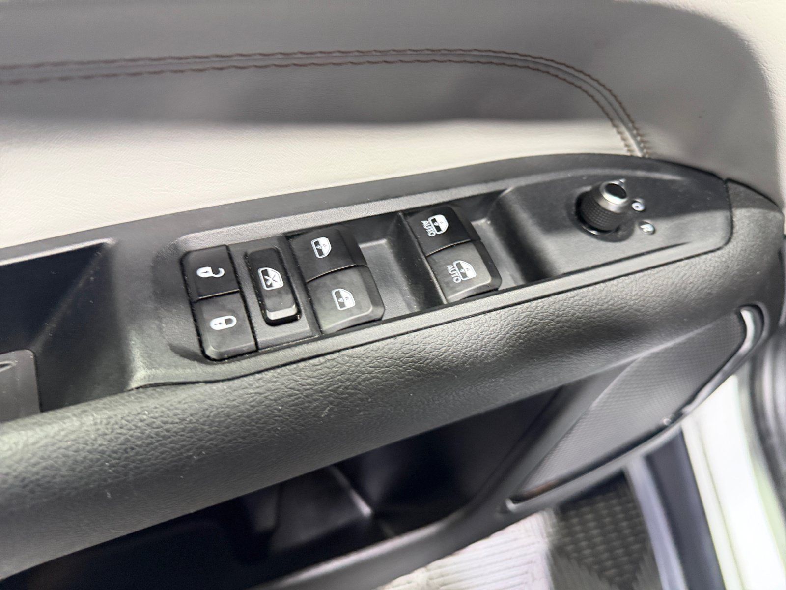 Used 2025 Jeep Compass Limited AWD/4WD image 17