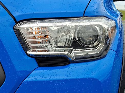 Used 2020 Toyota Tacoma TRD Off-Road AWD/4WD image 11