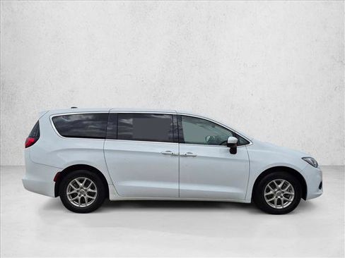Used 2023 Chrysler Voyager LX FWD image 4