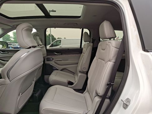 Used 2021 Jeep Grand Cherokee L Overland w/ Luxury Tech Group IV AWD/4WD image 10