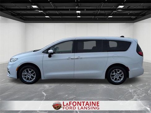 Used 2023 Chrysler Pacifica Touring-L image 2