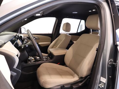 Used 2023 Chevrolet Traverse LS FWD image 18