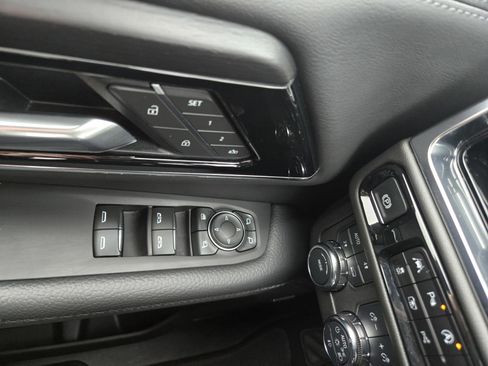 Used 2025 GMC Yukon Denali AWD/4WD image 11