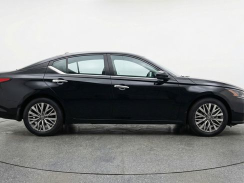 Used 2025 Nissan Altima 2.5 SV image 11