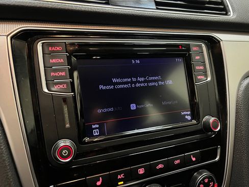 Used 2019 Volkswagen Passat 2.0T Wolfsburg w/ Wheels & Sunroof Package image 25