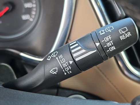 Used 2023 Chevrolet Equinox Premier FWD image 23