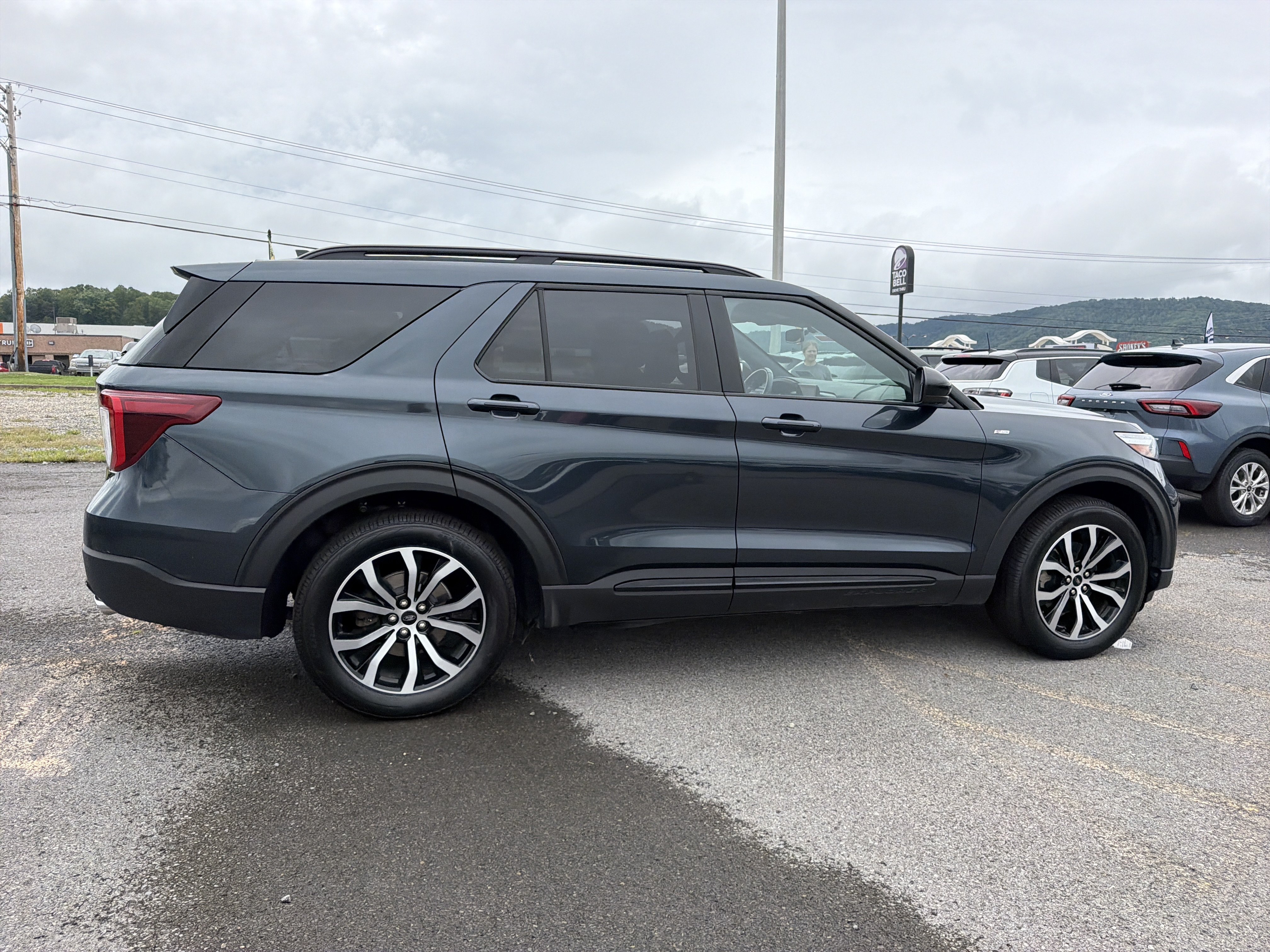 Used 2023 Ford Explorer ST-Line w/ Class IV Trailer Tow Package AWD/4WD image 3