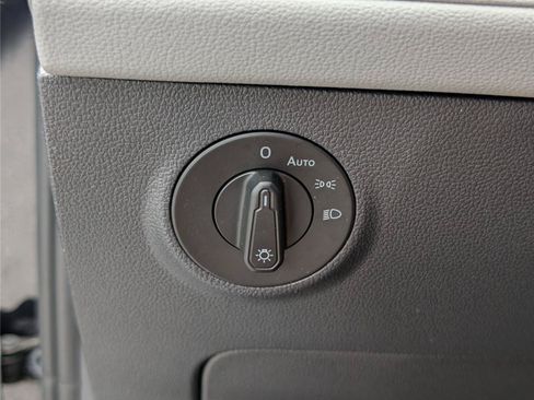 Used 2024 Volkswagen Taos SE w/ Panoramic Sunroof Package FWD image 21