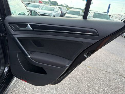 Used 2017 Volkswagen Golf 4-Door FWD image 16
