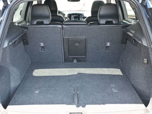 Used 2022 Volvo XC40 T5 R-Design w/ Advanced Package image 17