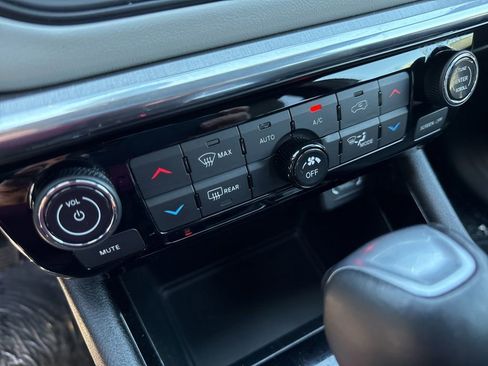Used 2023 Jeep Compass Limited w/ Sun and Sound Group AWD/4WD image 35