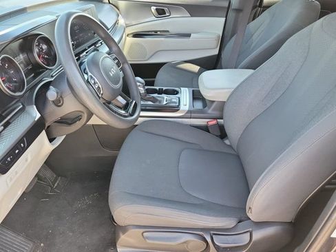 Used 2023 Kia Carnival LX FWD image 11